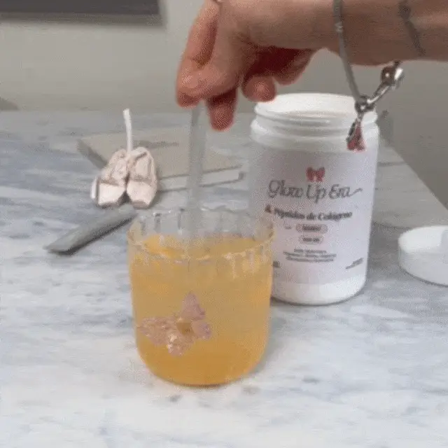 Preparación de Beauty Water — un scoop en agua